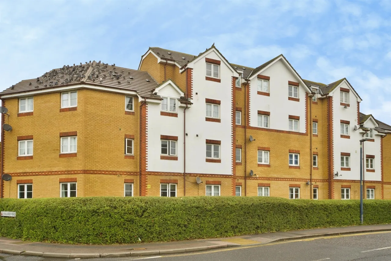 2 bed flat for sale, Marine Drive, Barking, IG11