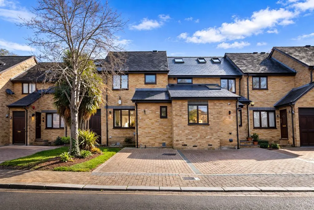 3 bed house for sale — Surrey Water Road, London SE16 5BW