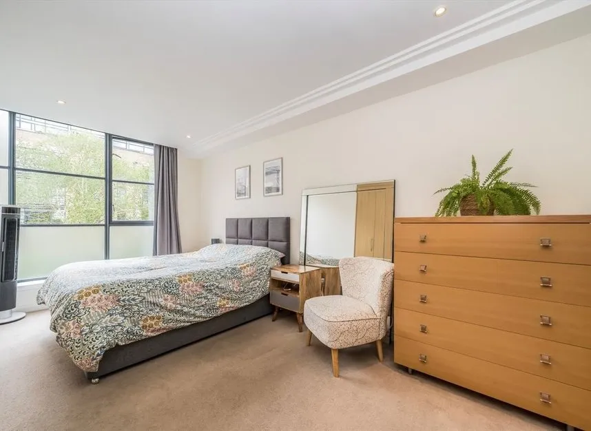 Ferry Lane, Brentford, TW8, photo 6