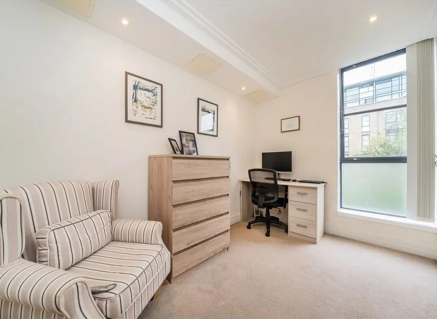 Ferry Lane, Brentford, TW8, photo 5