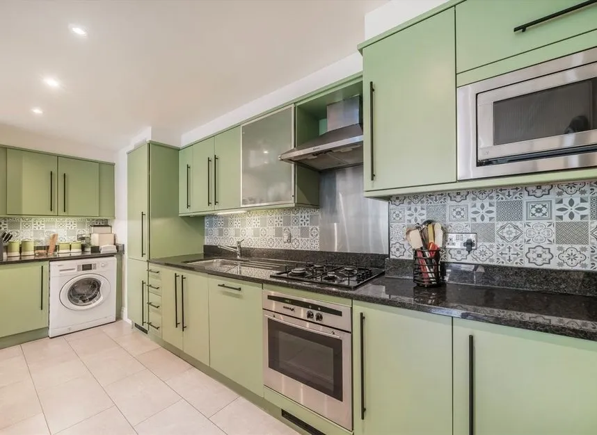 Ferry Lane, Brentford, TW8, photo 3