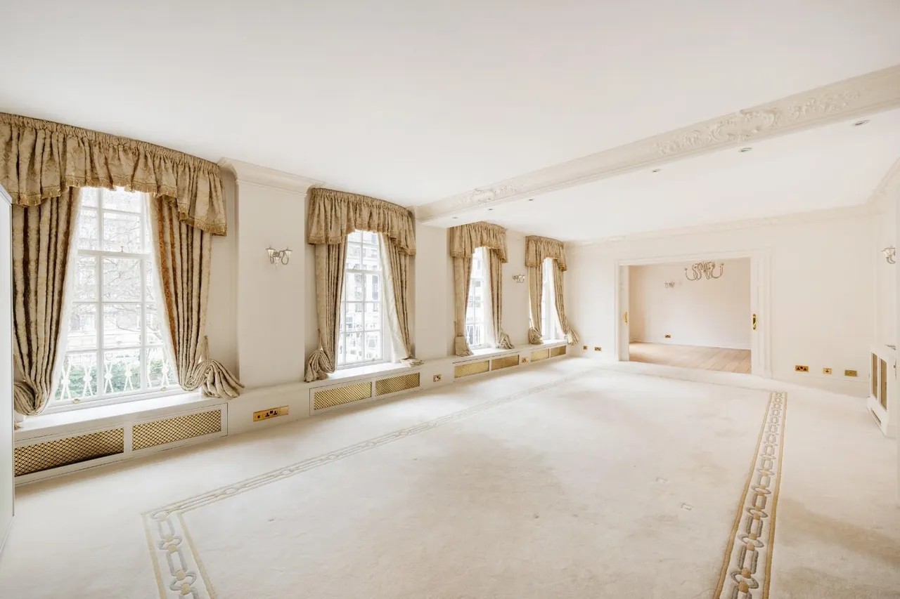 6 bed property for sale, Lowndes Square, Knightsbridge, SW1X