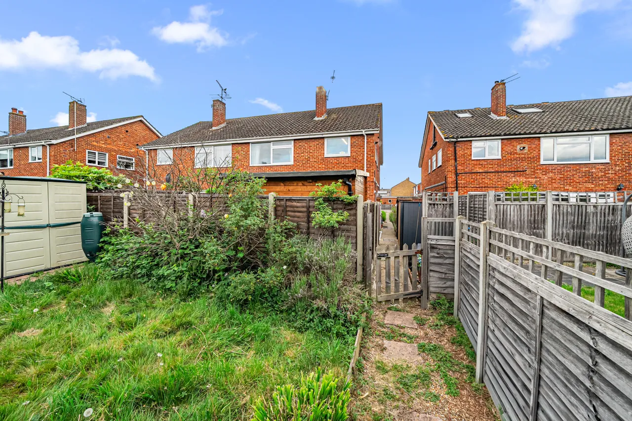 Roakes Avenue, Addlestone, KT15, photo 12