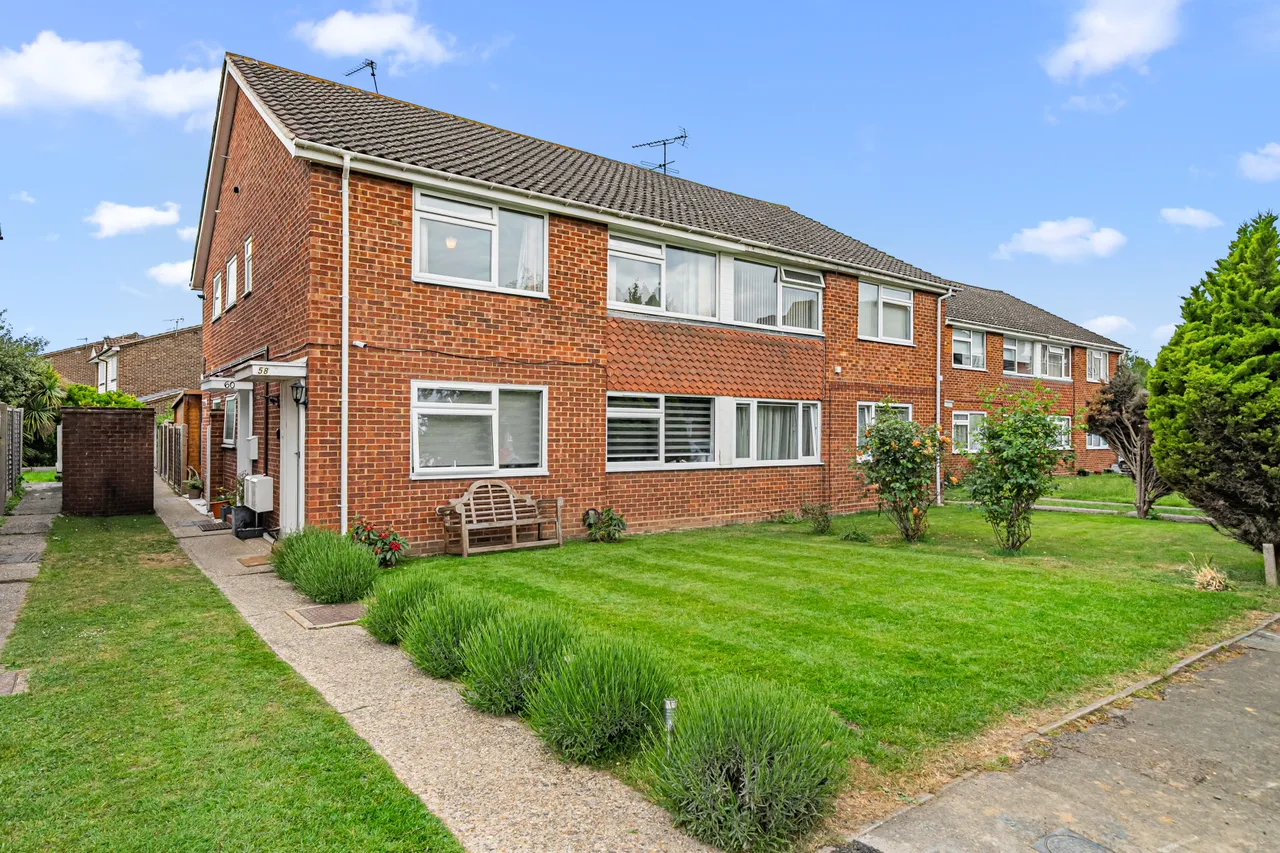 2 bed flat for sale, Roakes Avenue, Addlestone, KT15
