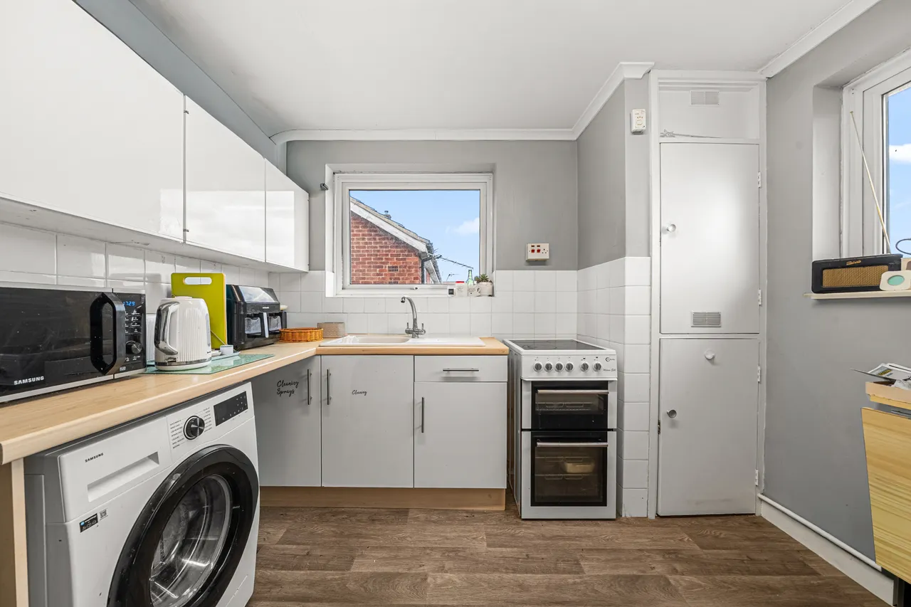 Roakes Avenue, Addlestone, KT15, photo 20