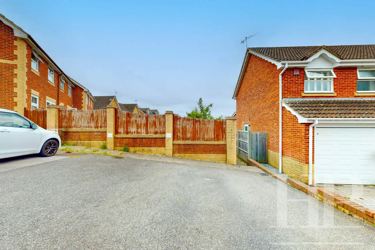 Milborne Road, Maidenbower, RH10, photo 18