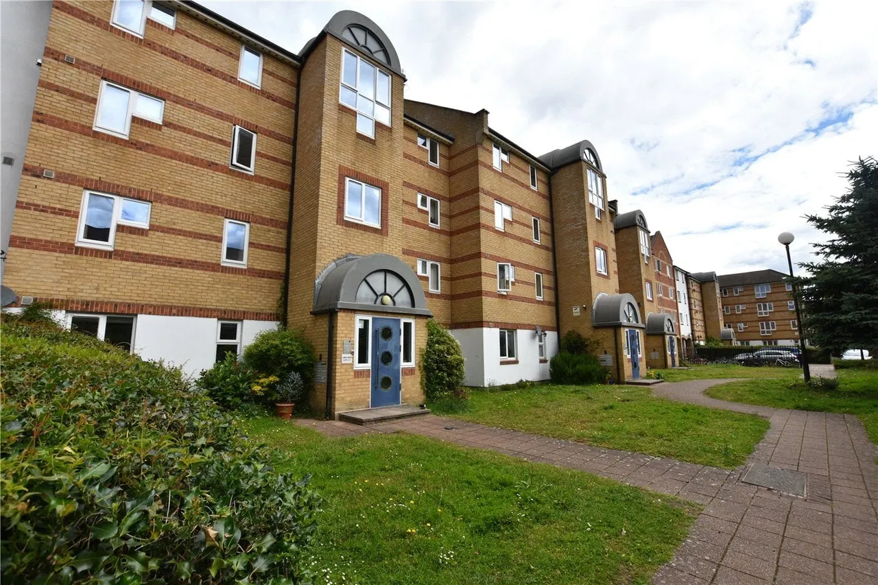 2 bed flat to rent, Dunnage Crescent, London, SE16