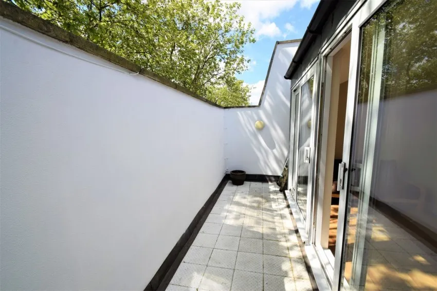 1 bed property to rent — Chiswick High Road, W4