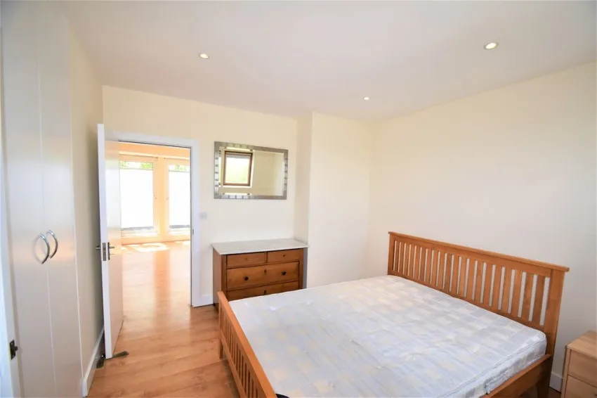 Chiswick High Road, W4, photo 3