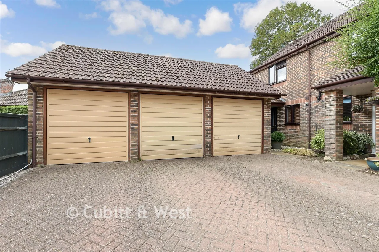 Mount Rise, Redhill, RH1, photo 17