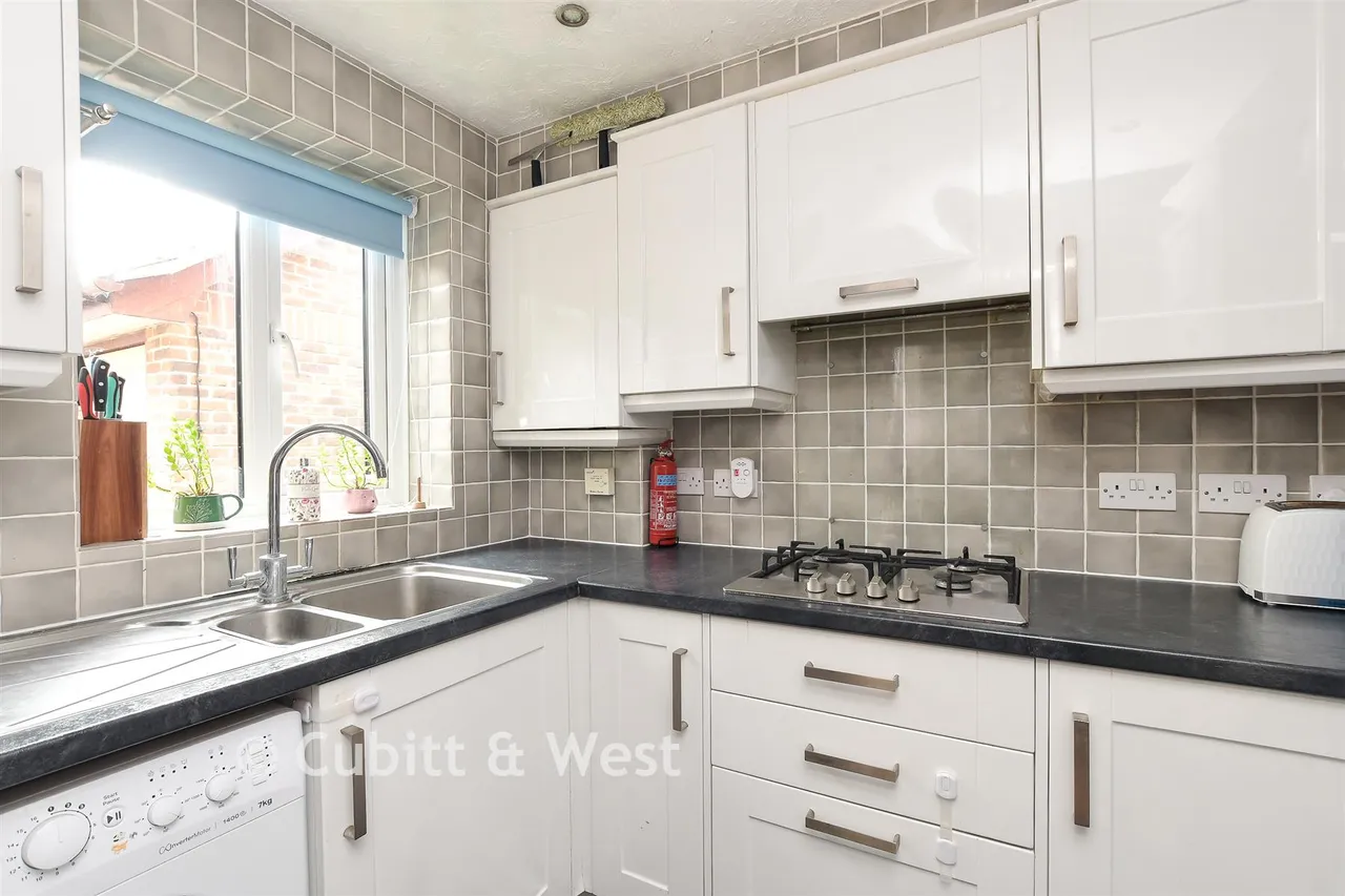 Mount Rise, Redhill, RH1, photo 7