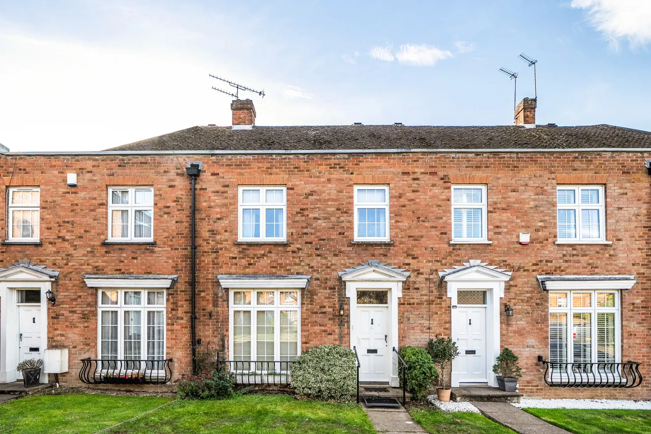 2 bed house for sale, Flag Walk, Pinner, HA5