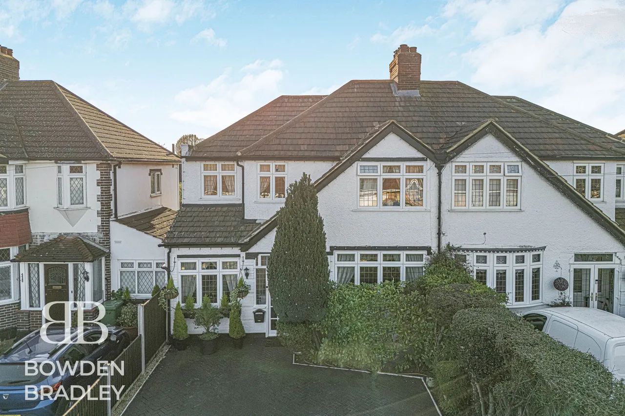 4 bed house for sale — Pettits Lane North, Romford, RM1