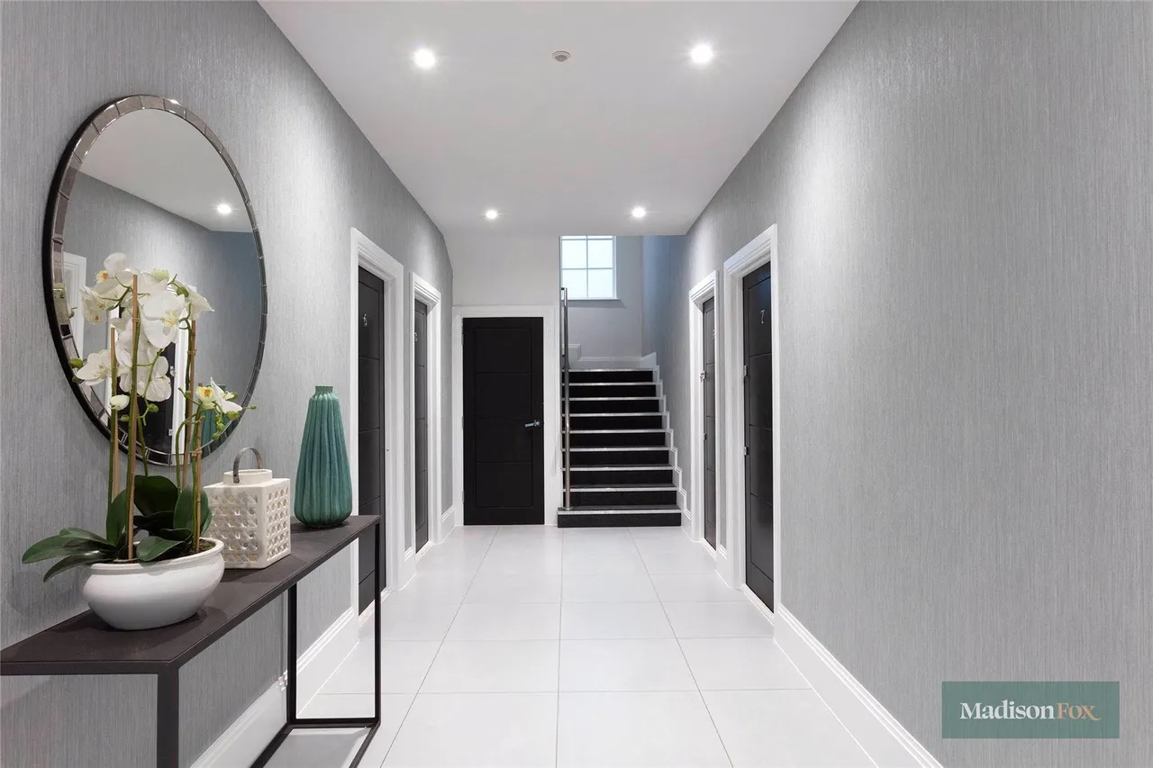 Manor Road, Chigwell, IG7, photo 2