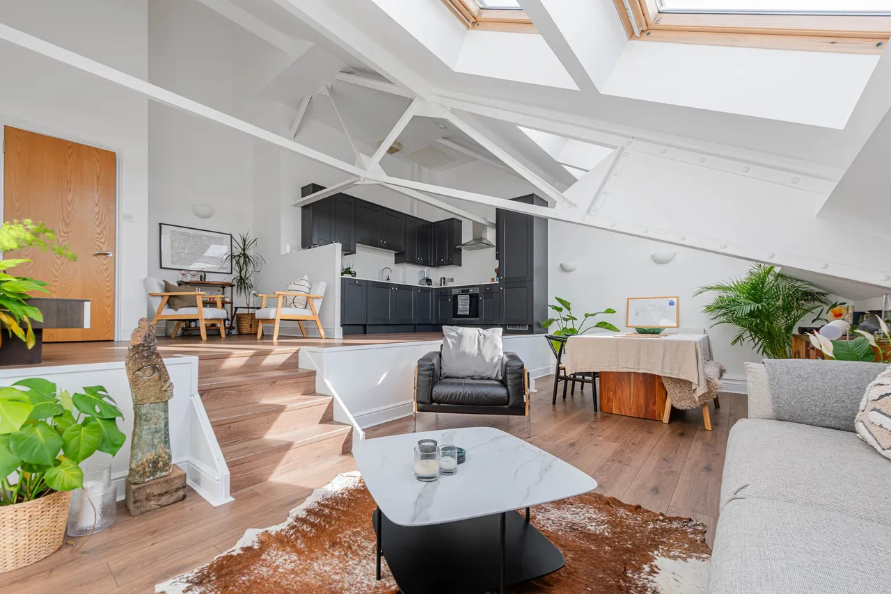 2 bed flat for sale — 52 Chartwell Court, 151 Brook Road, London