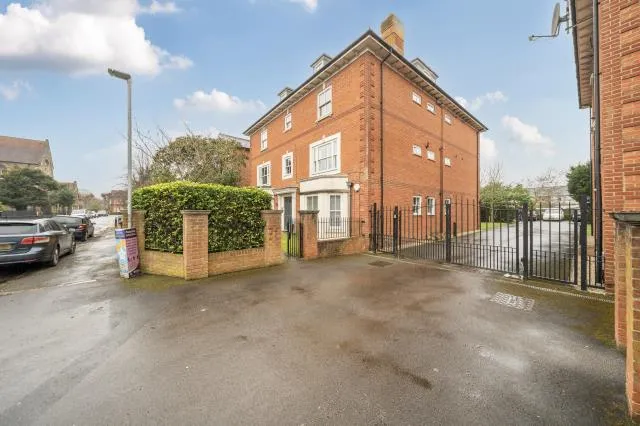 2 bed flat for sale, Brownlow Lodge, Reading, RG1