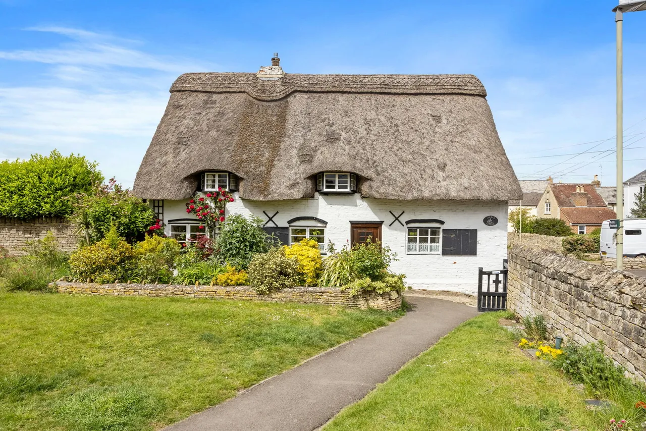 4 bed house for sale, School Road, Bishops Cleeve, GL52