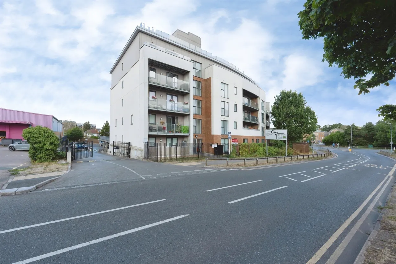 2 bed flat for sale — Manor Way, Borehamwood