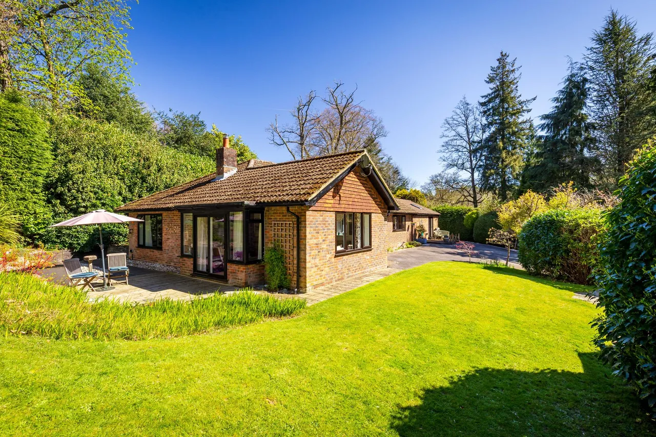 4 bed property for sale, Bunch Lane, Haslemere, GU27