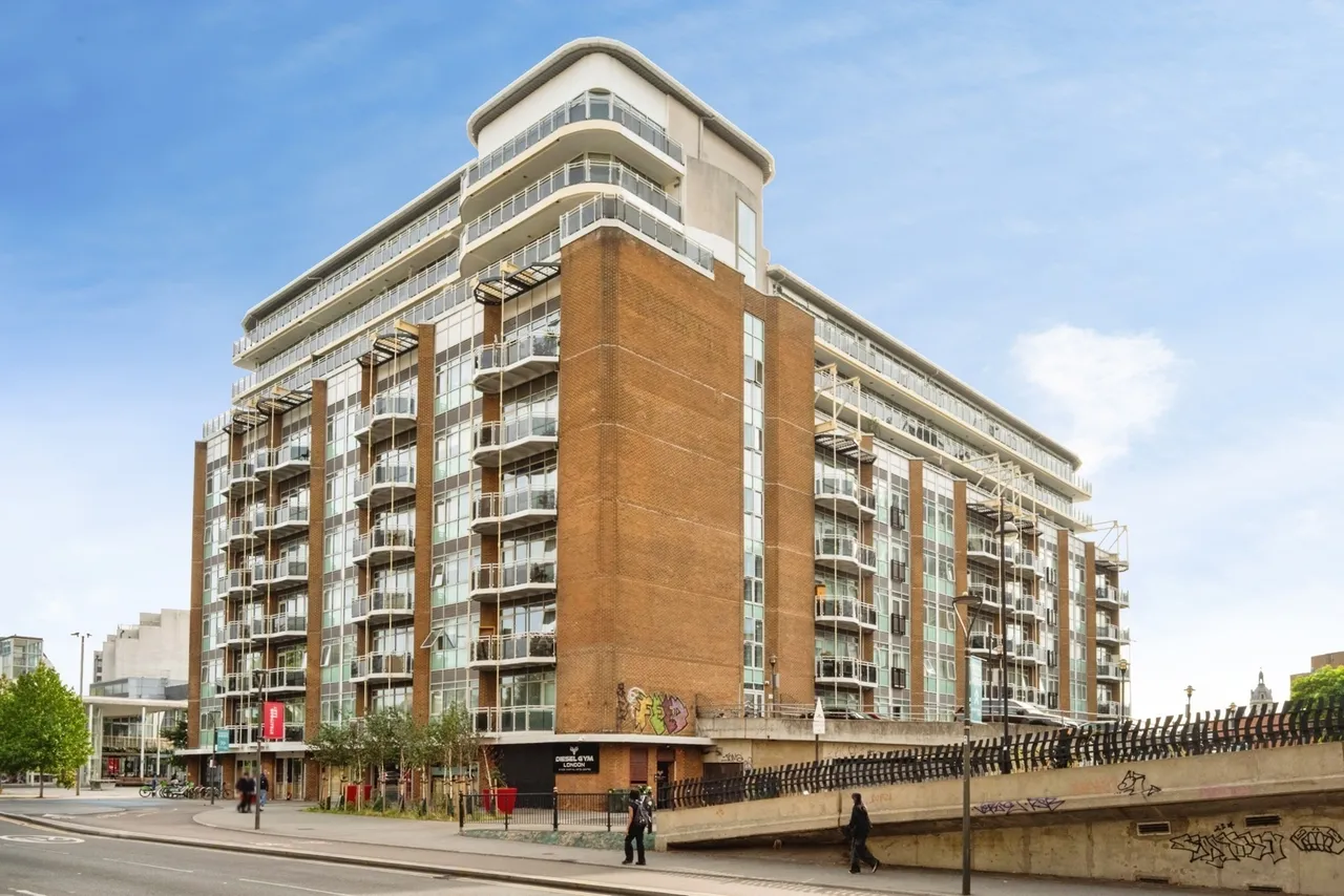 2 bed flat for sale, Gerry Raffles Square, London, E15