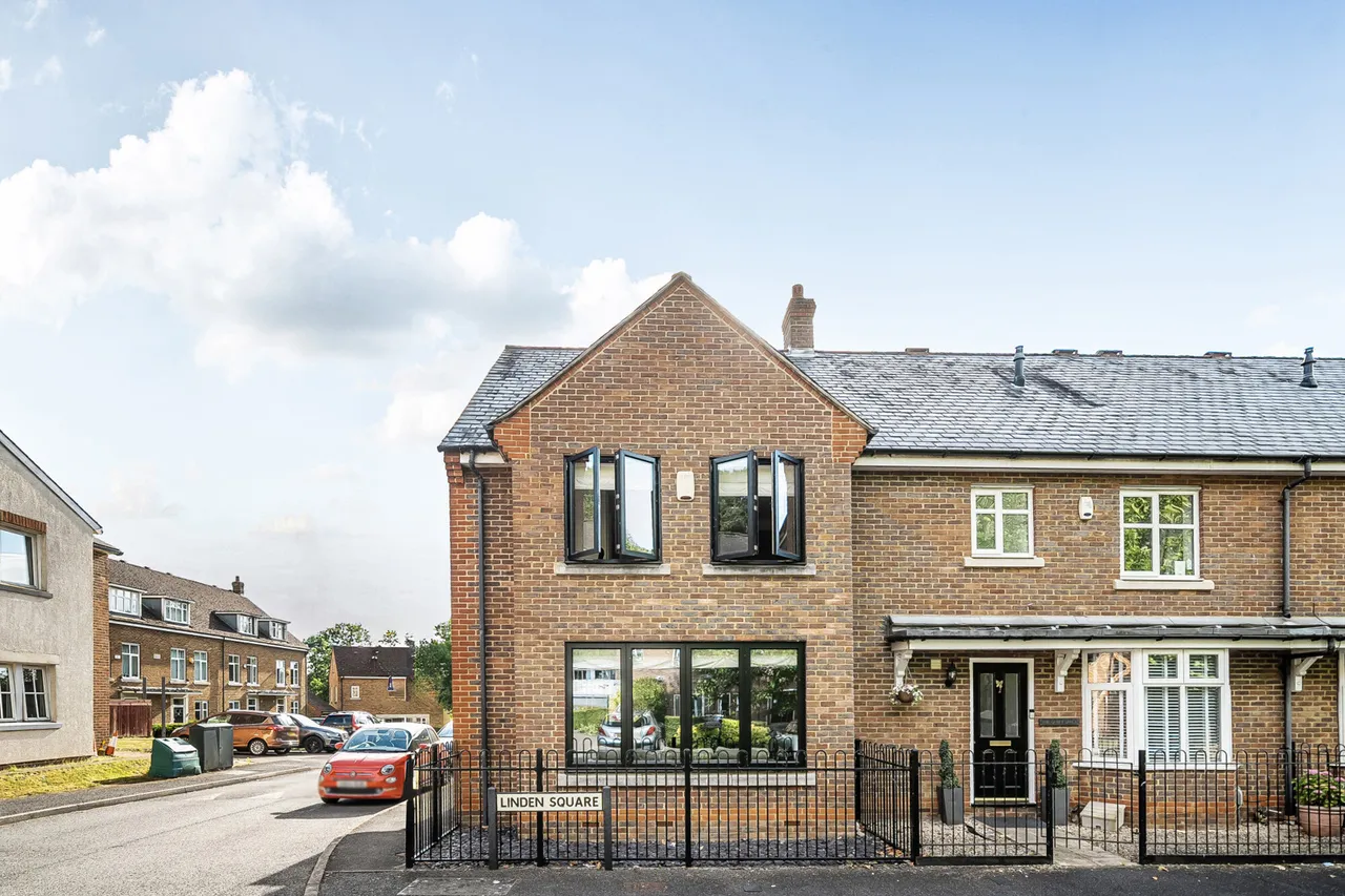 3 bed house for sale, Linden Square, Harefield, UB9