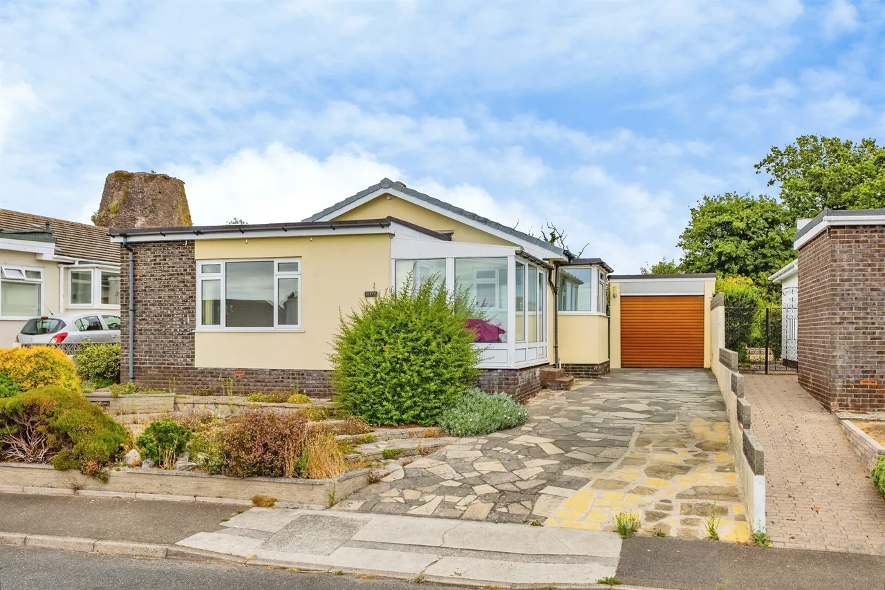 2 bed house for sale — Dolphin Court Road, Paignton