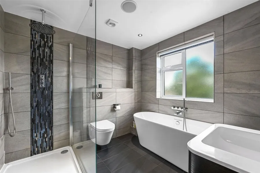 with 4 bedrooms in Old House Lane, Roydon, CM19, photo 7