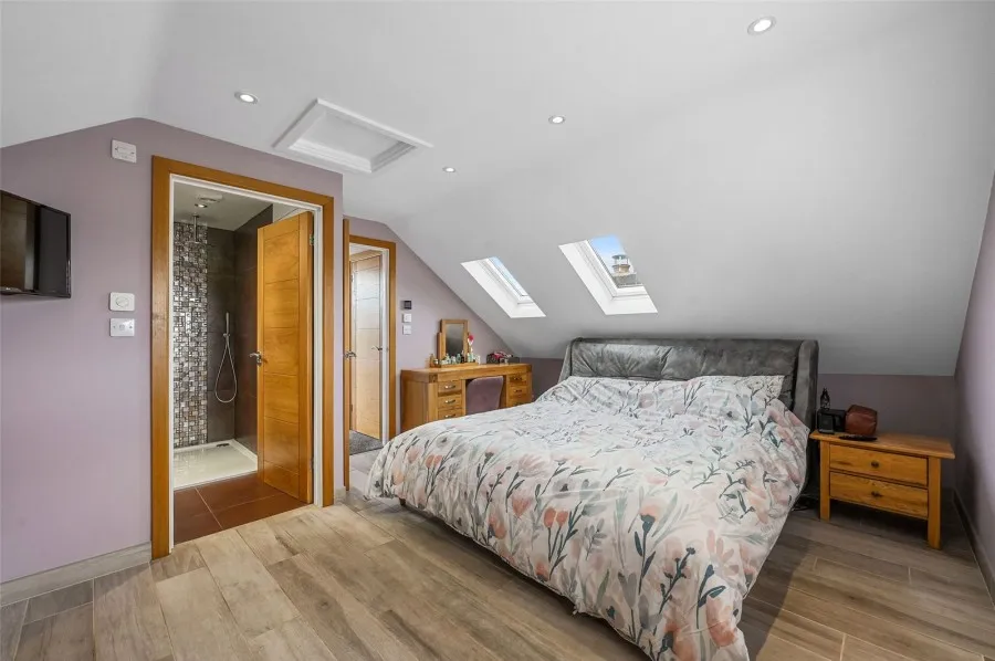 with 4 bedrooms in Old House Lane, Roydon, CM19, photo 6