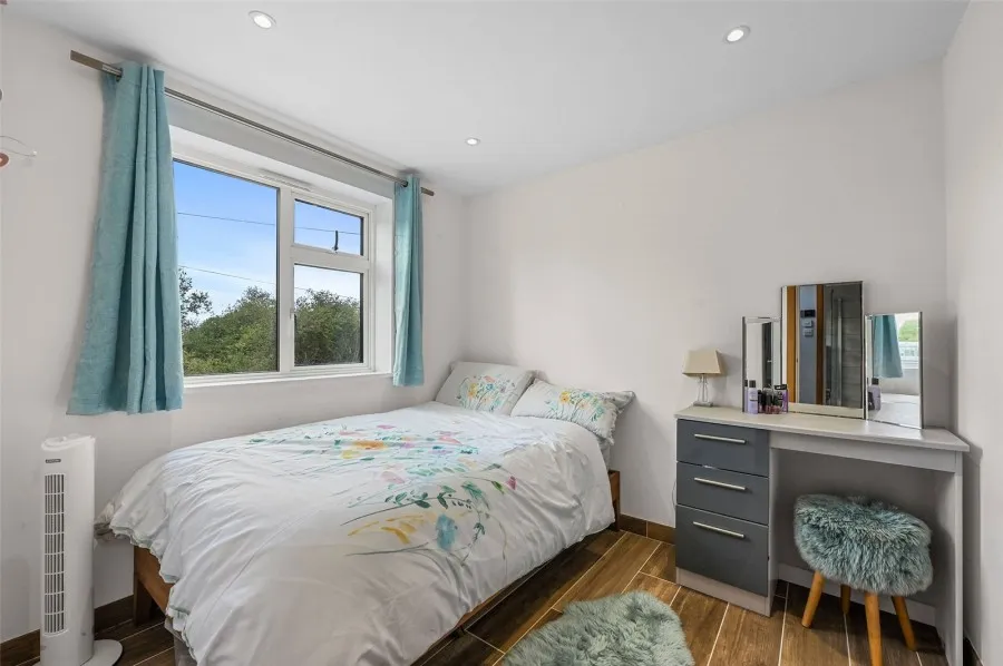 with 4 bedrooms in Old House Lane, Roydon, CM19, photo 19