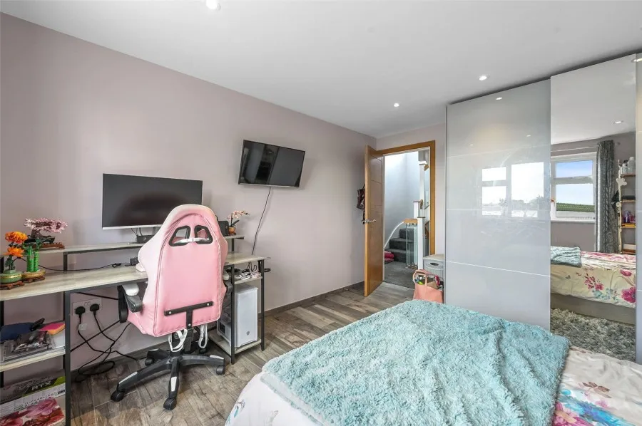 with 4 bedrooms in Old House Lane, Roydon, CM19, photo 18