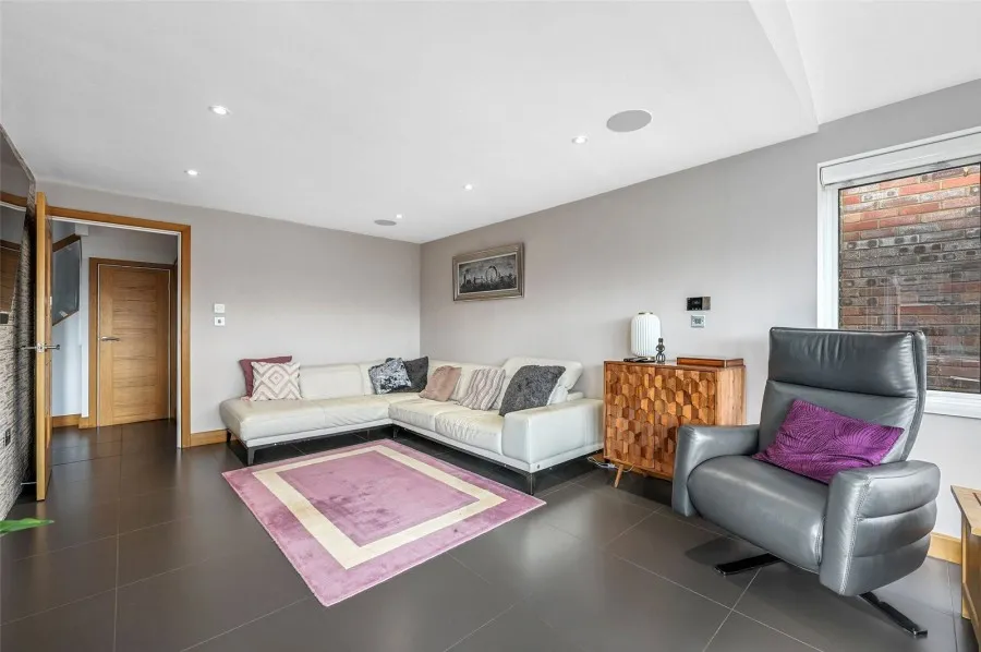 with 4 bedrooms in Old House Lane, Roydon, CM19, photo 11