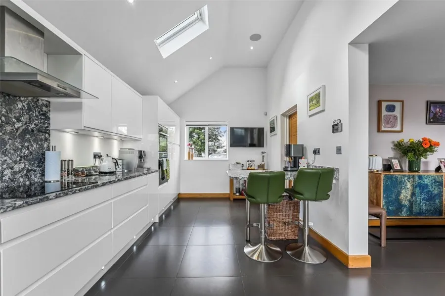 with 4 bedrooms in Old House Lane, Roydon, CM19, photo 3