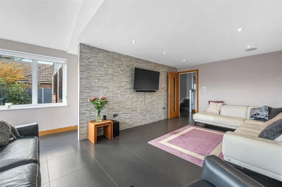with 4 bedrooms in Old House Lane, Roydon, CM19, photo 4