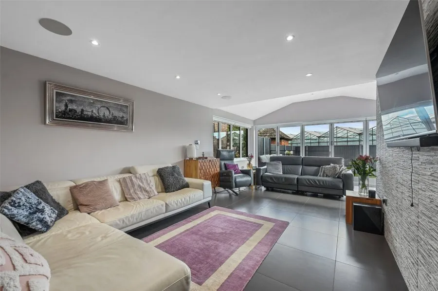with 4 bedrooms in Old House Lane, Roydon, CM19, photo 2