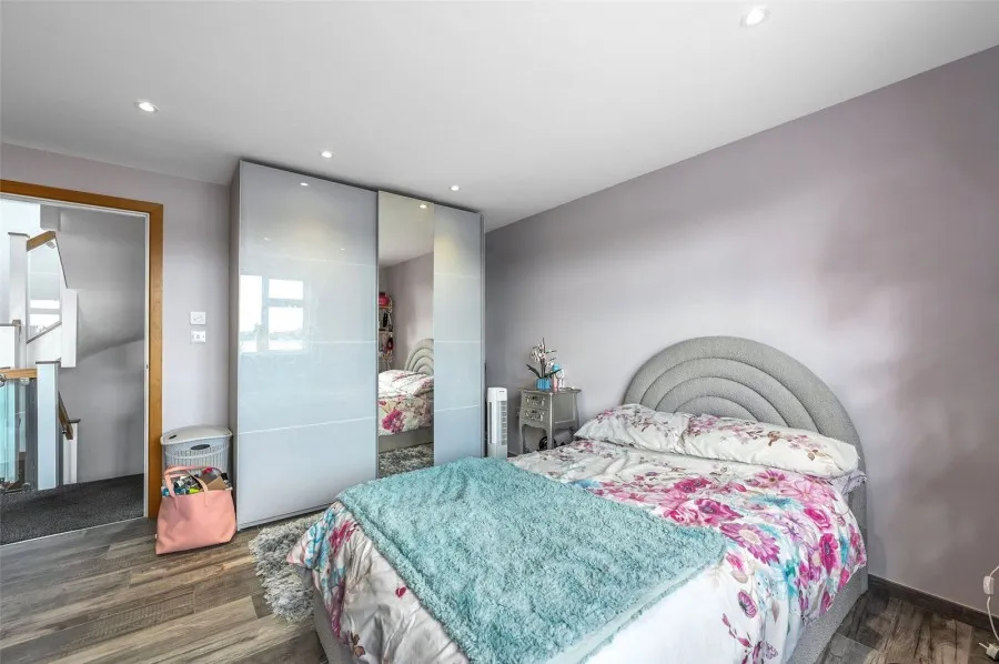 with 4 bedrooms in Old House Lane, Roydon, CM19, photo 9