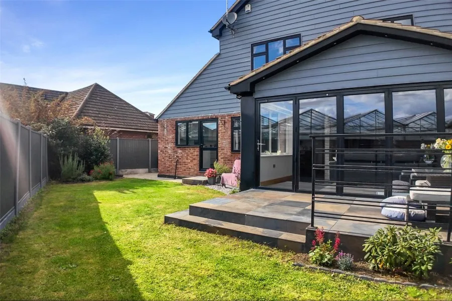 with 4 bedrooms in Old House Lane, Roydon, CM19, photo 10