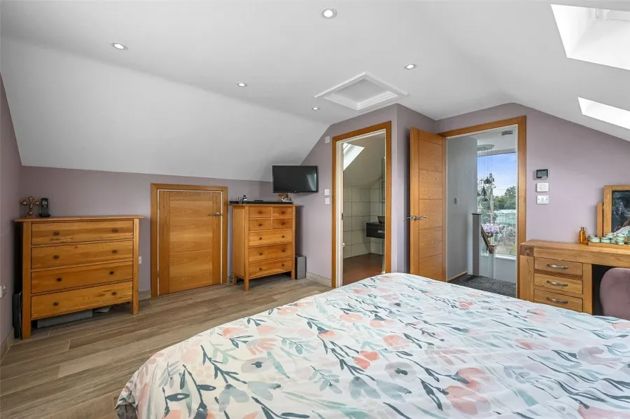 with 4 bedrooms in Old House Lane, Roydon, CM19, photo 15