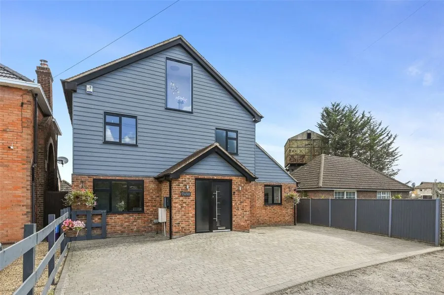 with 4 bedrooms in Old House Lane, Roydon, CM19, photo 22