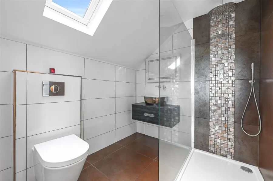 with 4 bedrooms in Old House Lane, Roydon, CM19, photo 16