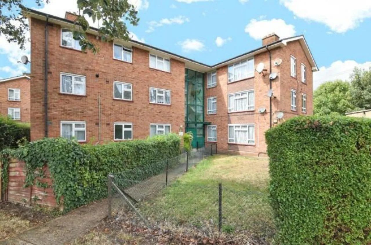 2 bed flat for sale — Moorfield Road, Uxbridge