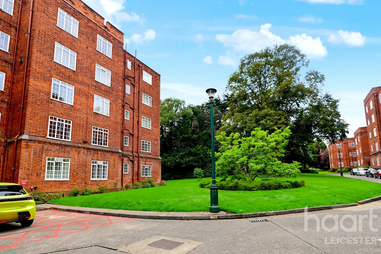 2 bed flat for sale, Stoneygate Court, Leicester, LE2