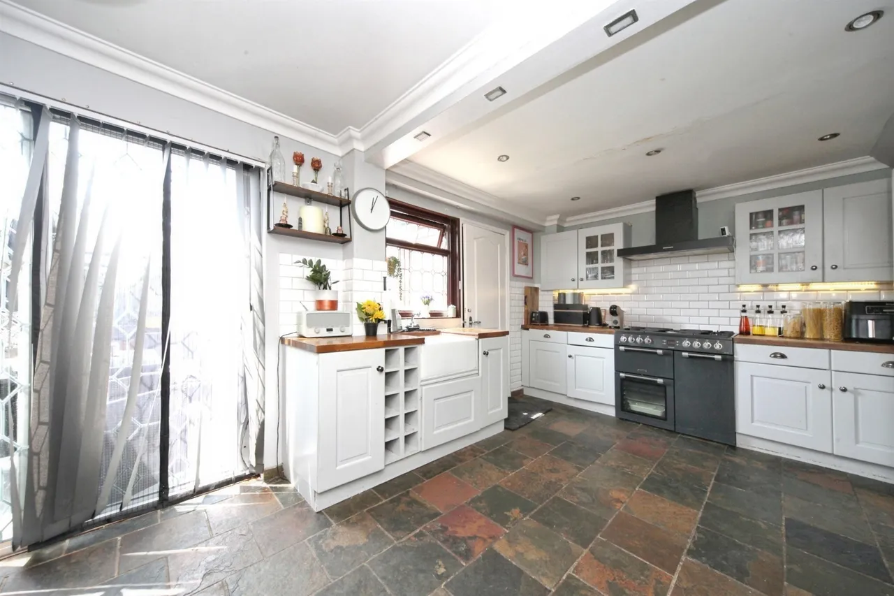 Russell Close, Kensworth, LU6, photo 3