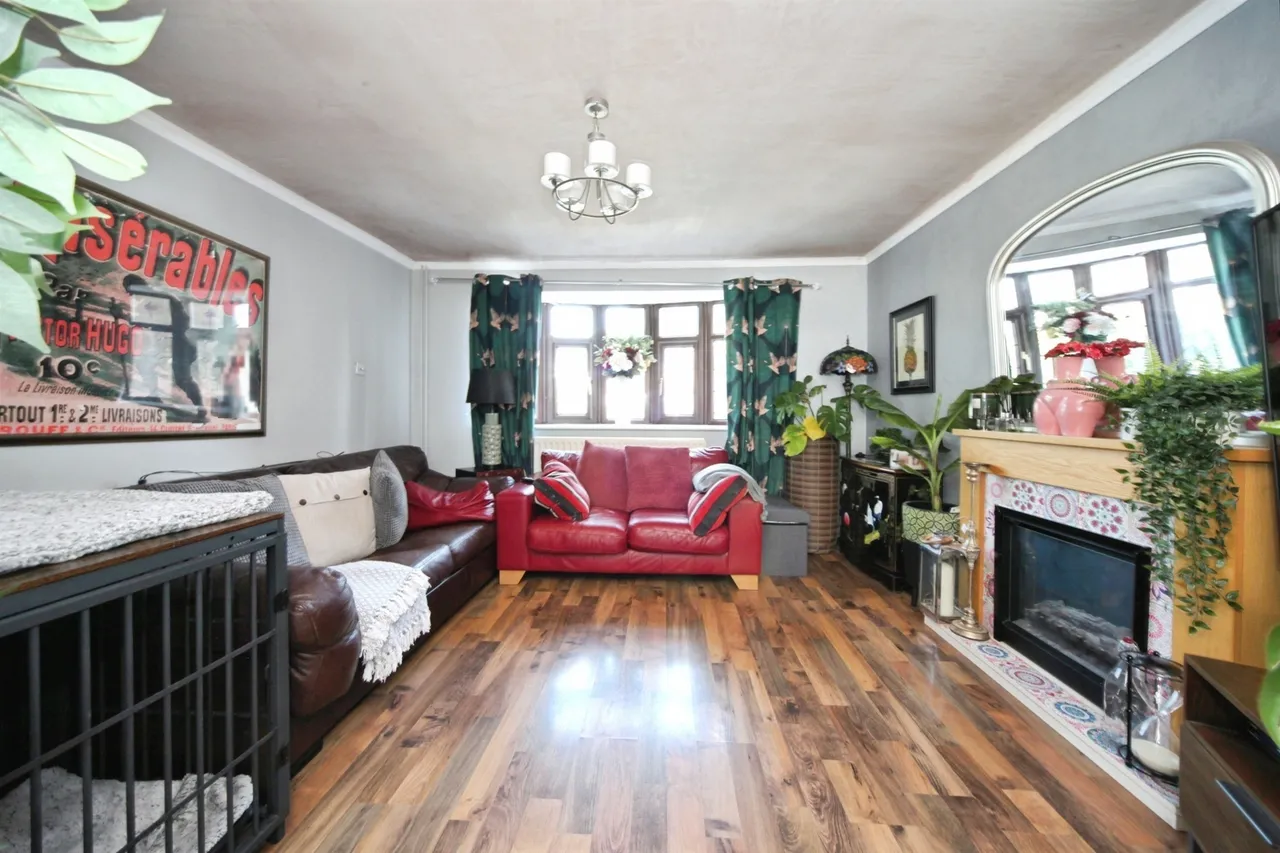 Russell Close, Kensworth, LU6, photo 2