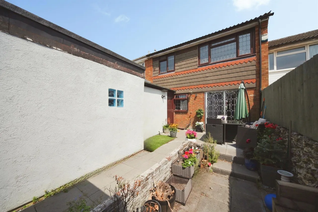 Russell Close, Kensworth, LU6, photo 11