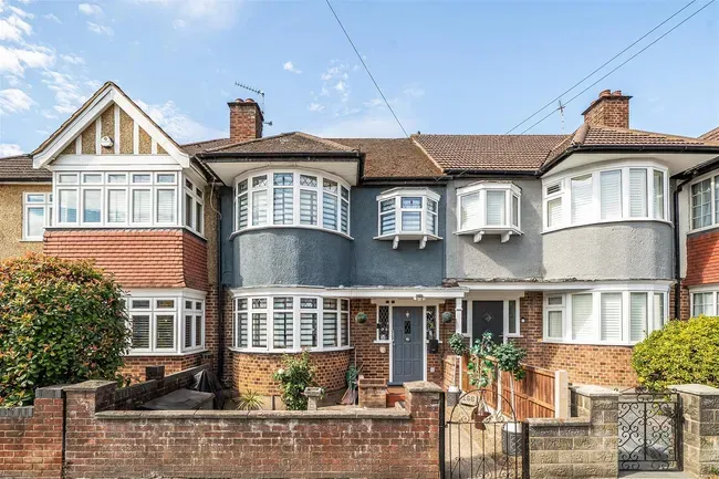 3 bed property for sale — Victoria Road, Ruislip