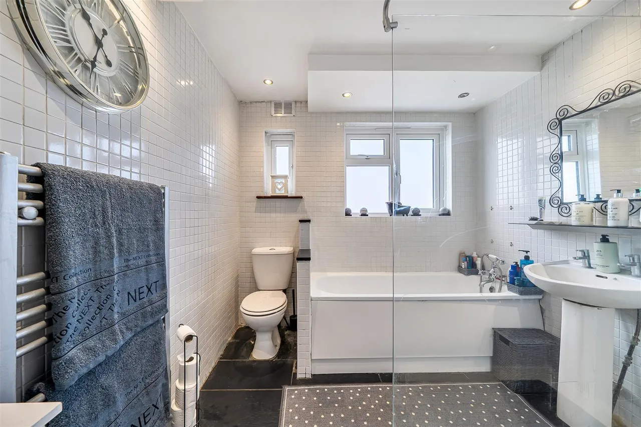 Victoria Road, Ruislip, photo 15