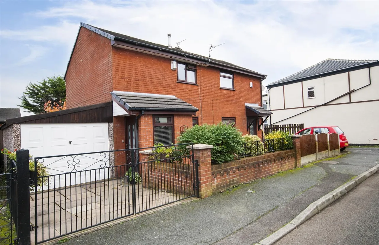 2 bed house to rent — Pine Street South, Bury, Lancashire, BL9 7BU