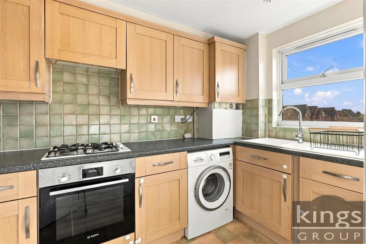 Cobham Close, Enfield, photo 6