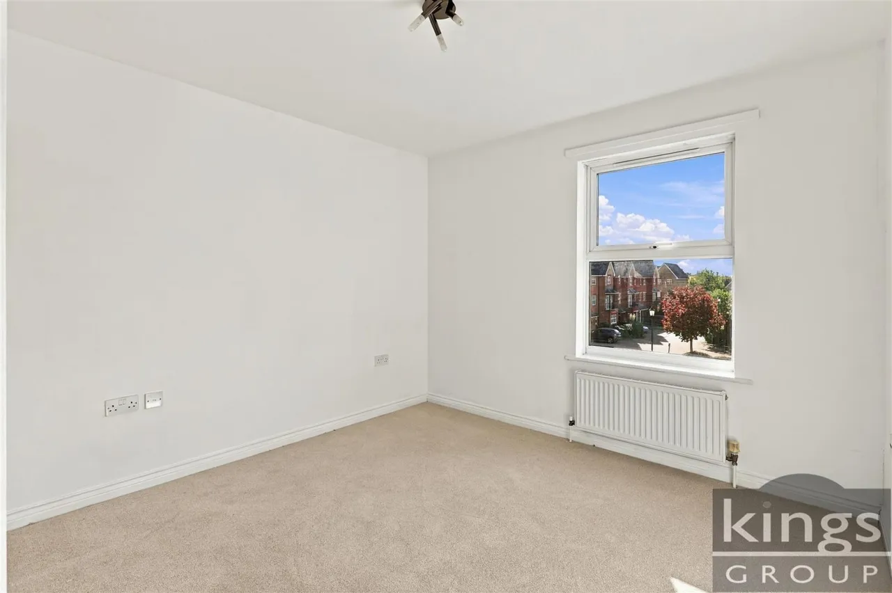 Cobham Close, Enfield, photo 10