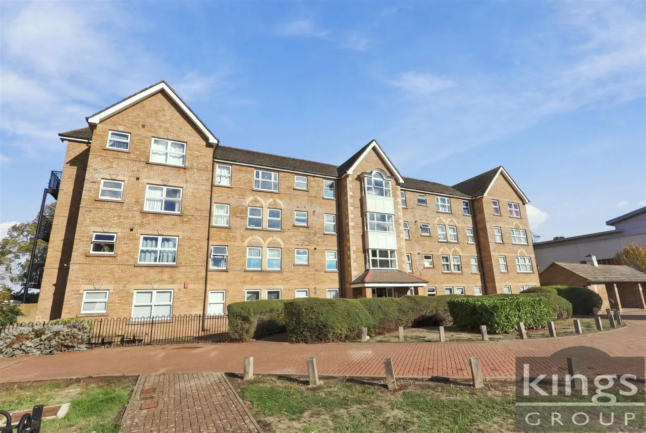 Cobham Close, Enfield, photo 14